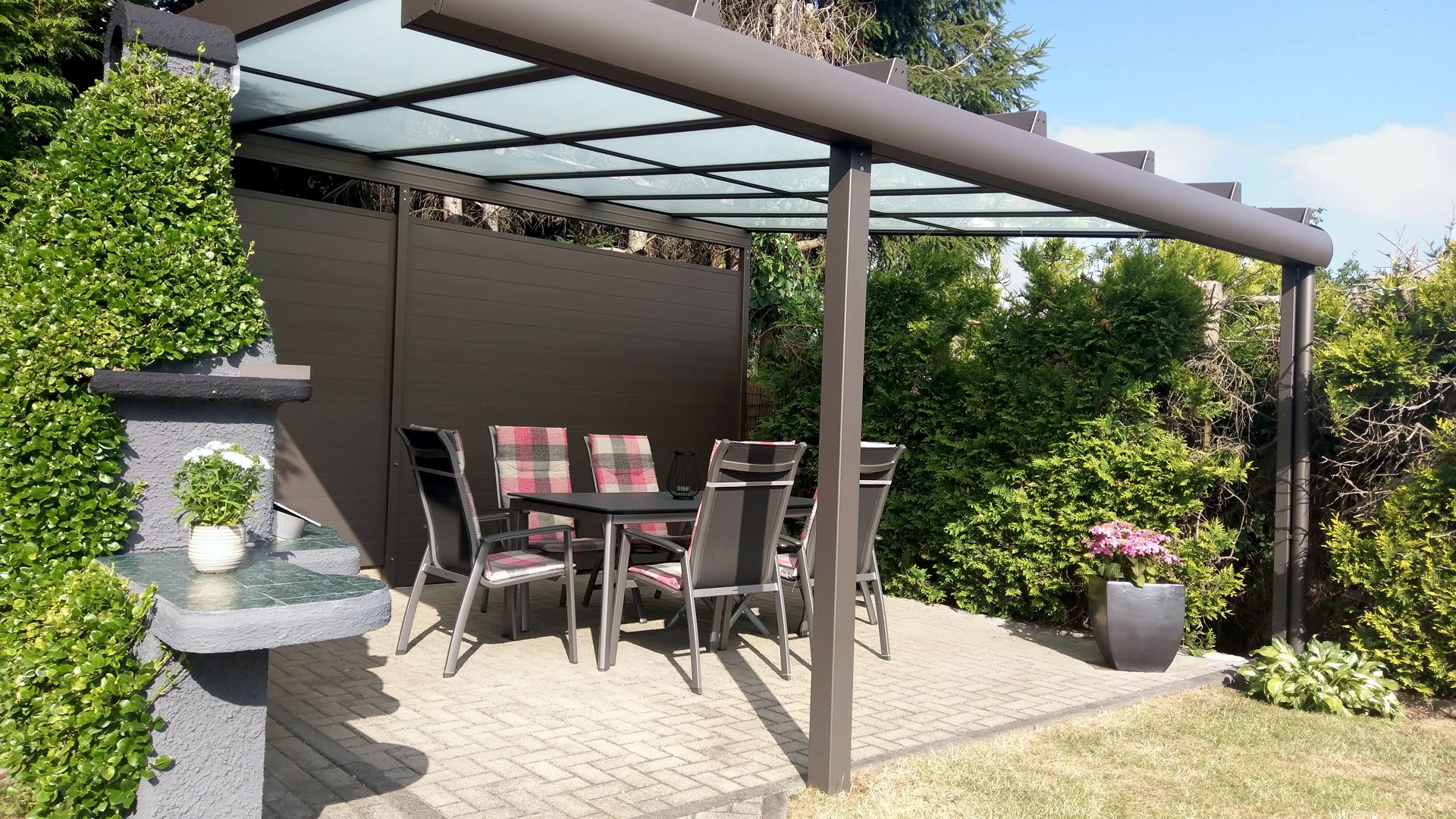 Terrassendach mit Sichtschutzwand